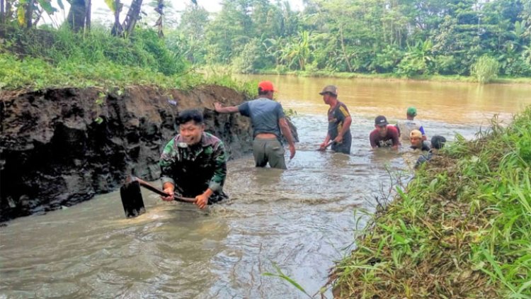 Babinsa Koramil 16/Wanareja Bersama Warga Dusun Melaksanakan Kerja Bakti