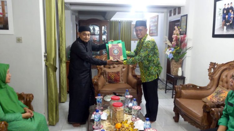 Hj. Neng Madinah Bagikan Wakaf Al-Quran ke Ponpes Cipasung