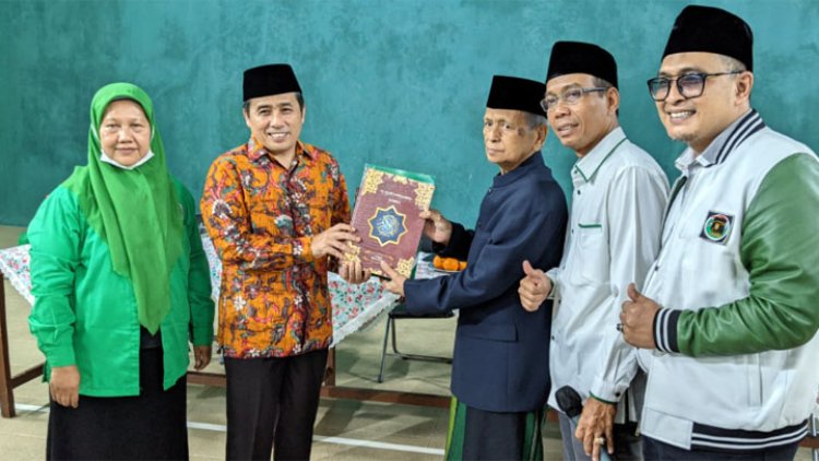 Hj. Neng Madinah Silakaki dan Berikan Wakaf Al-Quran ke Ponpes Asshulahaa