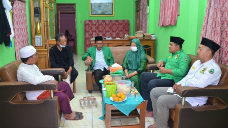 Hj. Neng Madinah Silakaki Ke Ponpes Miftahul Huda Karang Pucung Banjar