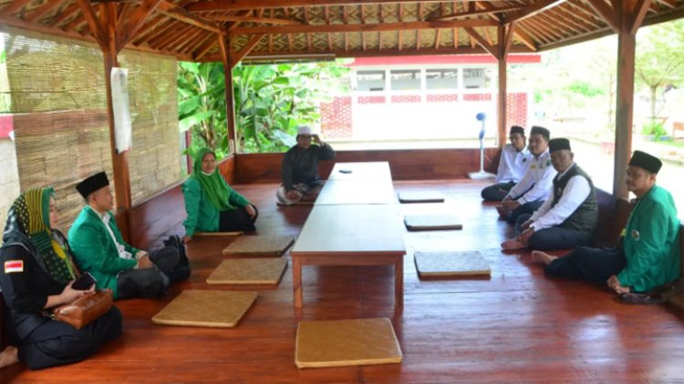 Hj. Neng Madinah Salurkan Wakaf Al-Quran ke Ponpes Al Hasan Ciamis