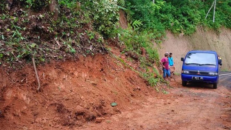 Material Longsor Tutup Akses Jalan, Warga Desa Sirnajaya Gotong Royong
