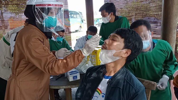 Kendaraan yang Masuk Cilacap Jalani Tes Sweb Antigen