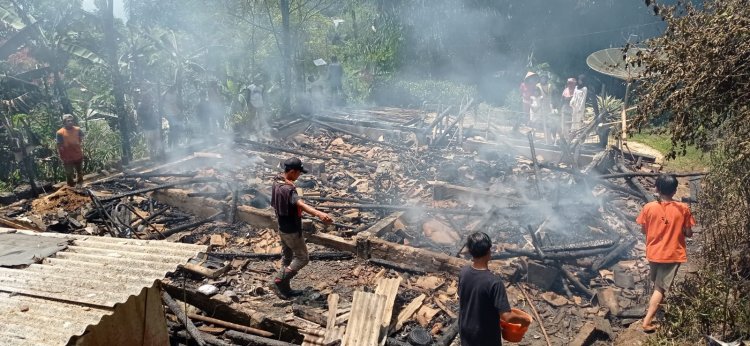 Rumah Ocoh, Warga Selaawi Desa Buniasih Hangus Terbakar