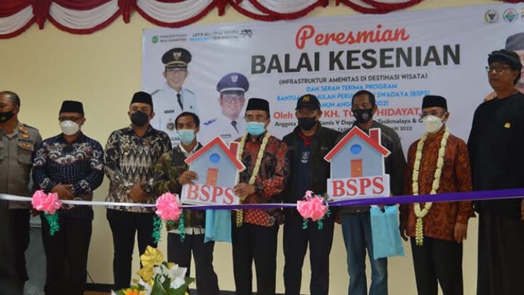 KH Toriq Resmikan Balai Kesenian Desa Guranteng dan Serahkan 40 Unit BSPS