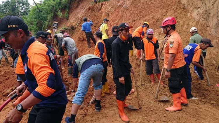 Warga Karangjaya dan BPBD Bersihkan Material Longsor