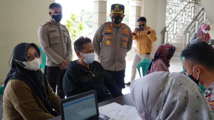 Polres Tasik Pantau Kegiatan Manasik Haji dan Sediakan Gerai Vaksin