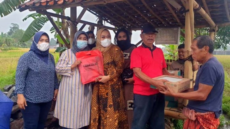 Perempuan Pejuang Indonesia Bantu Pembangunan Rumah Emuh