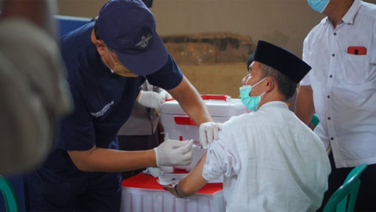 Waka Polda Jabar Tinjau Gebyar Vaksinasi Presisi di Pesantren Sukahideng