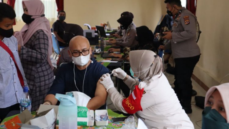 Kabiddokkes Polda Jabar Bersama Kapolres Tasikmalaya Kota Ikuti Zoom Cloud Meeting Pimpinan Kapolda Jabar dan Pantau Vaksinasi di Aspol Bojong 