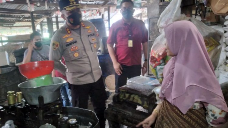 Polisi Sidak Ketersediaan Minyak Curah di Pasar Tradisional