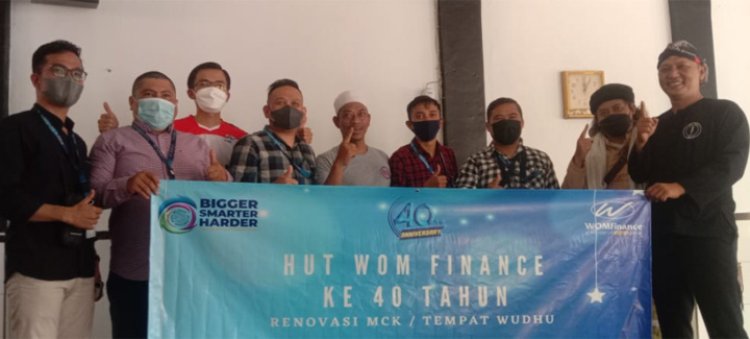 HUT ke 40, WOM Finance Renovasi MCK Masjid Durrotul Hayat Assafi'iyah