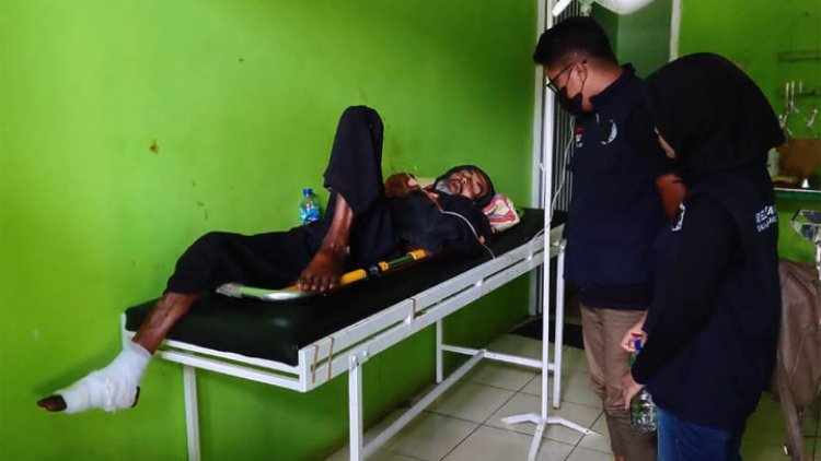 Muspika Manonjaya Bersama YAM Center Evakuasi Pria Pengidap Diabetes Dari Gubuk