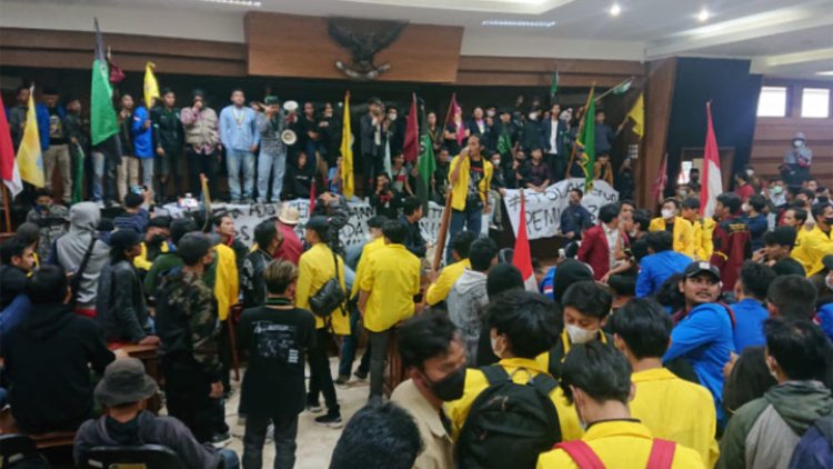 Ribuan Mahasiswa Berhasil Duduki Gedung DPRD Kota Tasikmalaya