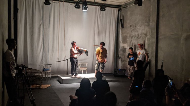 Ngaos Art Beri Hadiah Peserta yang Kalah di Festival Monolog Hayaman 