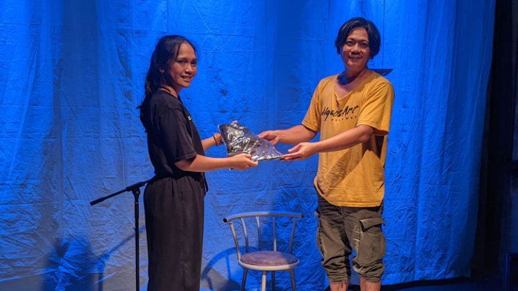 Juara 2 Festival Monolog Rika Mustika menerima hadiah merchandise dari Sutradara AB Asmarandana
