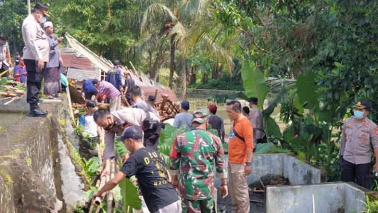 Intensitas Hujan Deras, Rumah Ibu Ukay Roboh