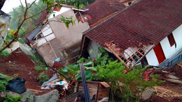 Rumah Yuyu Rusak Berat Akibat Longsor