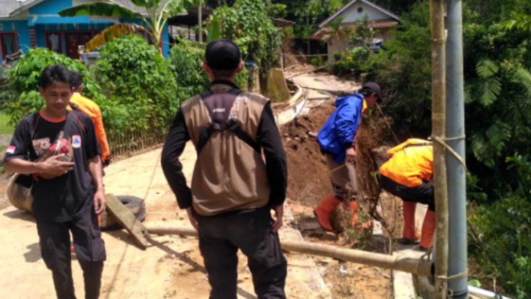 Saluran Air Tersumbat, Jalan Desa di Kampung Kubang Longsor