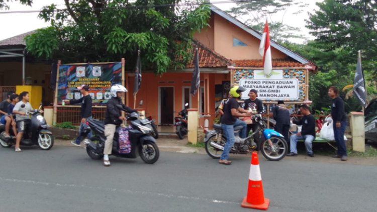 Berbagi Berkah Untuk Sesama, GMBI KSM Manonjaya Bagikan Takjil 