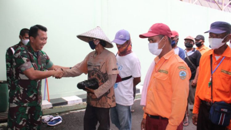 Jelang Lebaran, Dandim 0612/Tasikmalaya Bagikan Zakat Fitrah