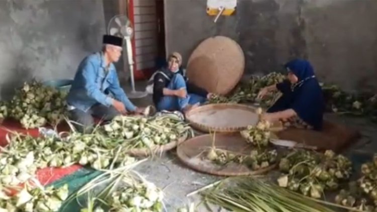 Jelang Lebaran, Perajin Ketupat Air Tanjung Banjir Orderan