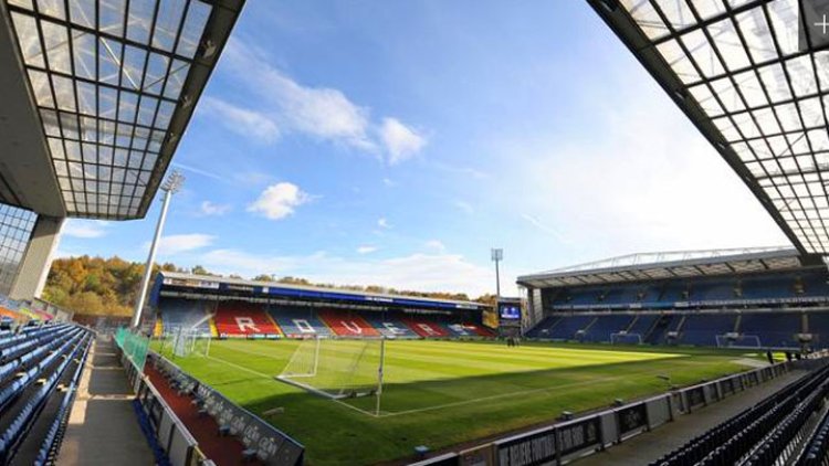 Syahdunya Salat Idulfitri di Stadion Blackburn Rovers