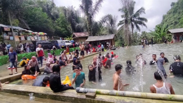 Liburan Lebaran, Para Wisatawan Serbu Curug Citiis Padakembang