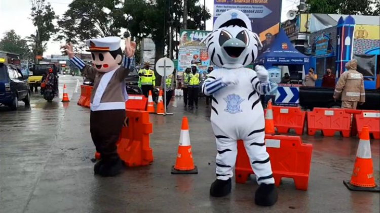 Badut Polisi dan Zebra Bantu Atur Arus Lalin di Tasikmalaya