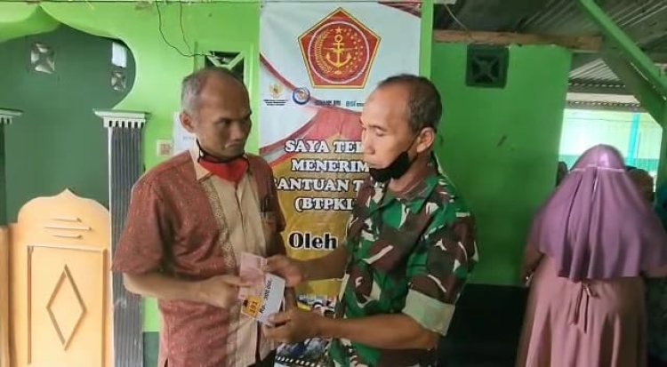 Koramil 17/Dayeuhluhur Salurkan Bantuan Tunai BTPKLW Untuk Pedagang Kaki Lima dan Warung