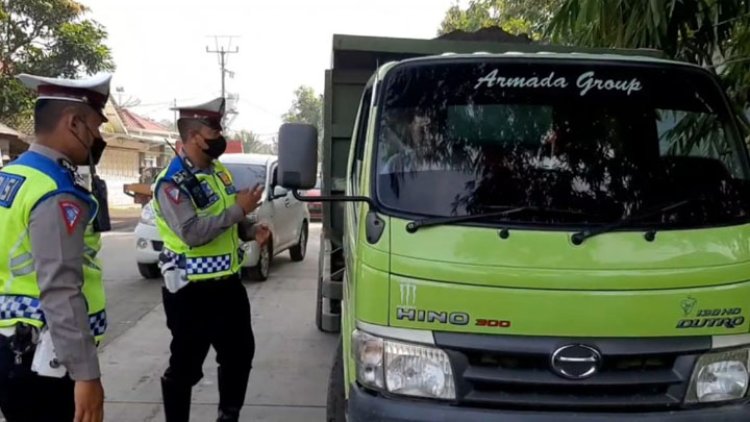 Petugas Gabungan Hentikan Truk Pasir dan Pemotor Pakai Sendal Jepit