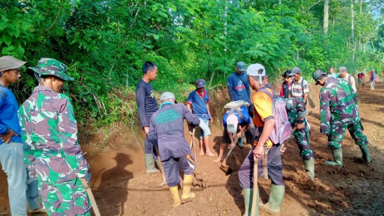 Persiapan TMMD, Koramil 17/Dayeuhluhur dan Warga Laksanakan Kerja Bhakti