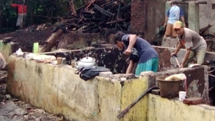 Rumah Kusmana yang Terbakar Habis Kini Mulai di Bangun Lagi Bersama Warga