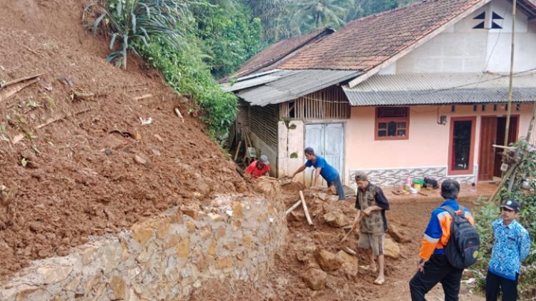 Curah Hujan Tinggi, Tebing Setinggi 15 Meter Longsor Di Desa Datar