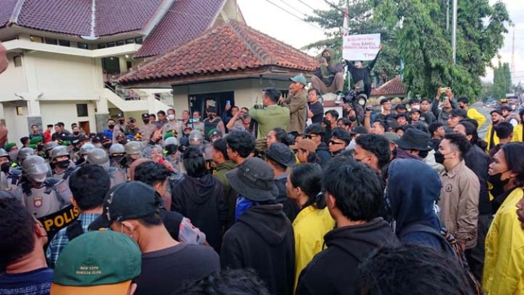 Lagi-lagi, Demo Mahasiwa Tolak RKUHP di DPRD Kota Tasikmalaya Ricuh