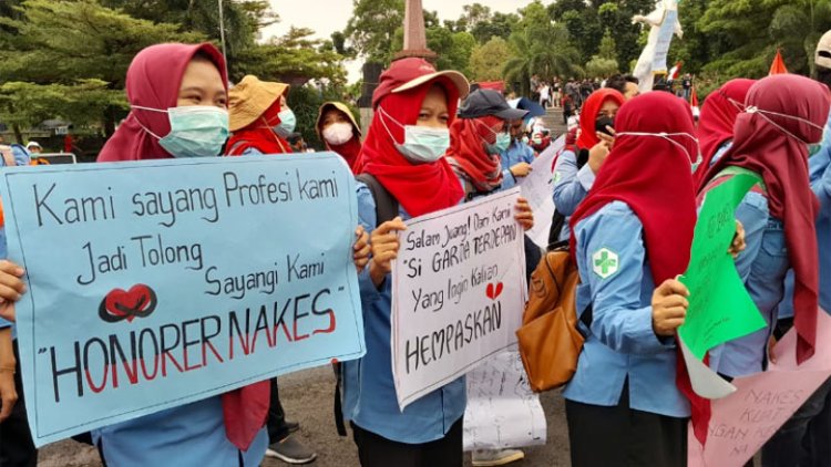 Perjuangkan Nasib, Ribuan Honorer Nakes Gruduk Gedung Bupati Tasik