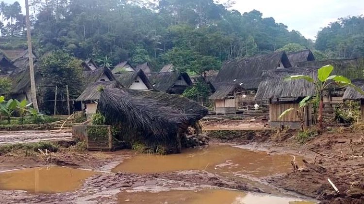 Banjir Bandang Terjang Kampung Naga