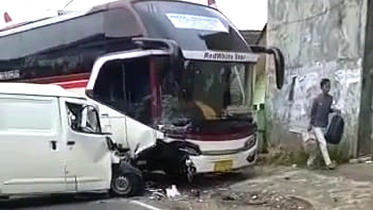 Sopir Grandmax Tewas Usai Tabrak Bus di Salawu