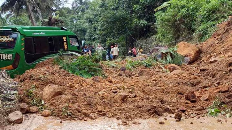 Mobil Elf  Terseret Longsor di Salopa