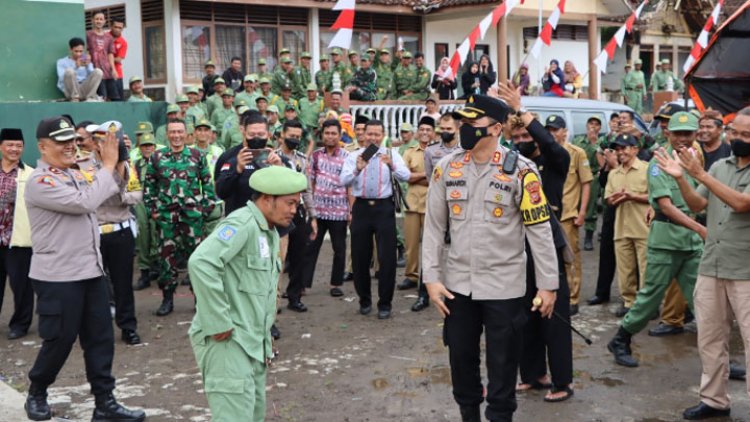 Tingkah Lucu Anggota Linmas Saat Ikuti Lomba Baris Berbaris