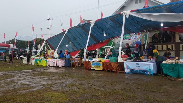 Diterjang Angin Kencang, Tenda UMKM dan Bank Arta Galunggung Roboh