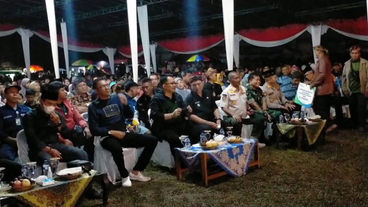 Saksikan Wayang Golek, Warga Cineam Tumplek di Lapang Yogaswara