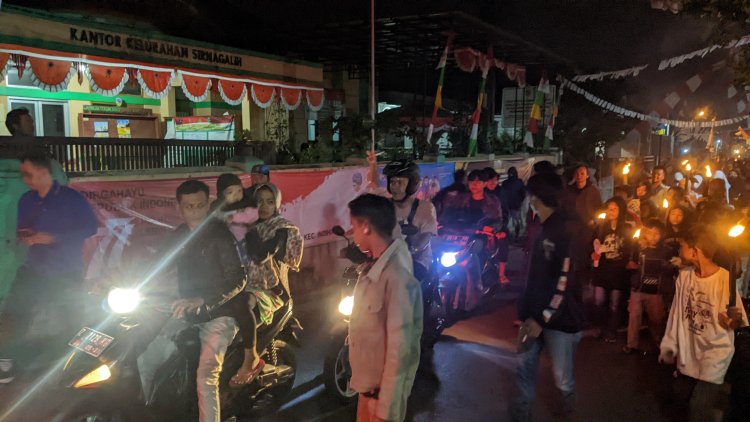 Meriahkan HUT ke-77 RI, Ratusan Warga Sirnagalih Ikuti Pawai Obor