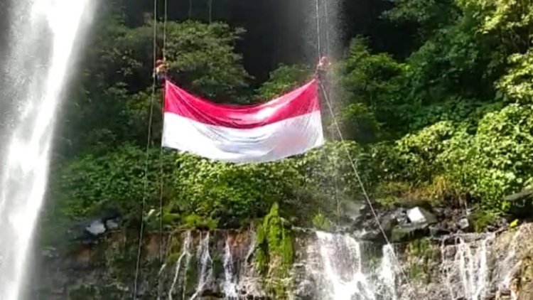 Peringati HUT RI ke 77, TAGANA Kab. Tasik Kibarkan Bendera Raksasa di Curug