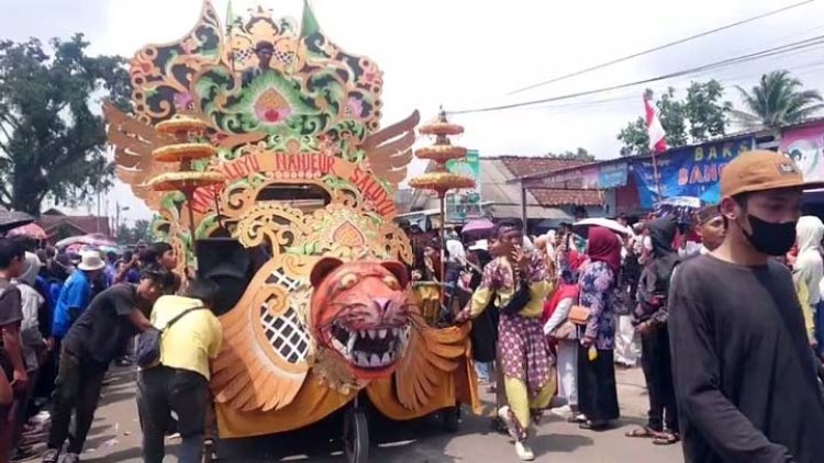 Warga Manonjaya Tumpah Ruah Saksikan Pawai Alegoris