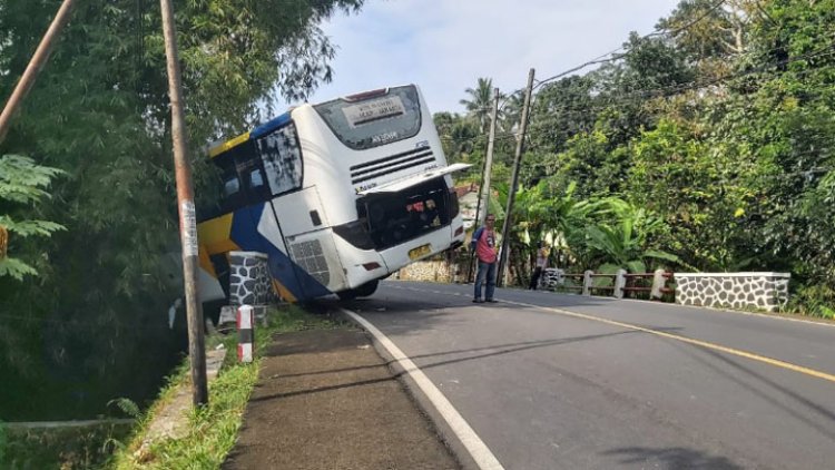 Bus DAMRI Tersangkut di Jembatan Cilokat Ciamis