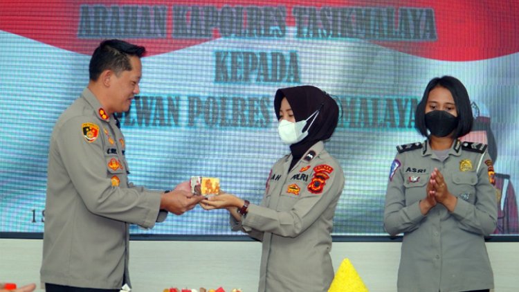 Kapolres Tasikmalaya Berikan Kejutan di Hari Polwan