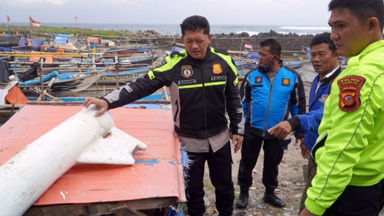 Dilanda Gelombang Pasang, Nelayan di Cipatujah Diminta Tak Melaut Dulu
