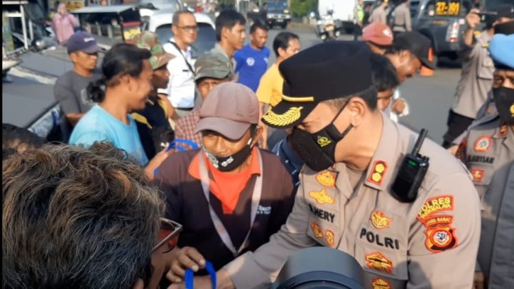 Dibantu Mahasiswa, Polres Tasik Bagikan Ratusan Paket Sembako