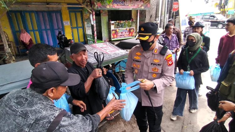 Penarik Becak dan Tukang Ojek Dapat Bantuan Sembako dari Polisi
